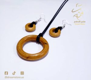 ⁦طقم نسائي من خيوط الجلد وتعليقات خشبيه⁩ - الصورة ⁦2⁩